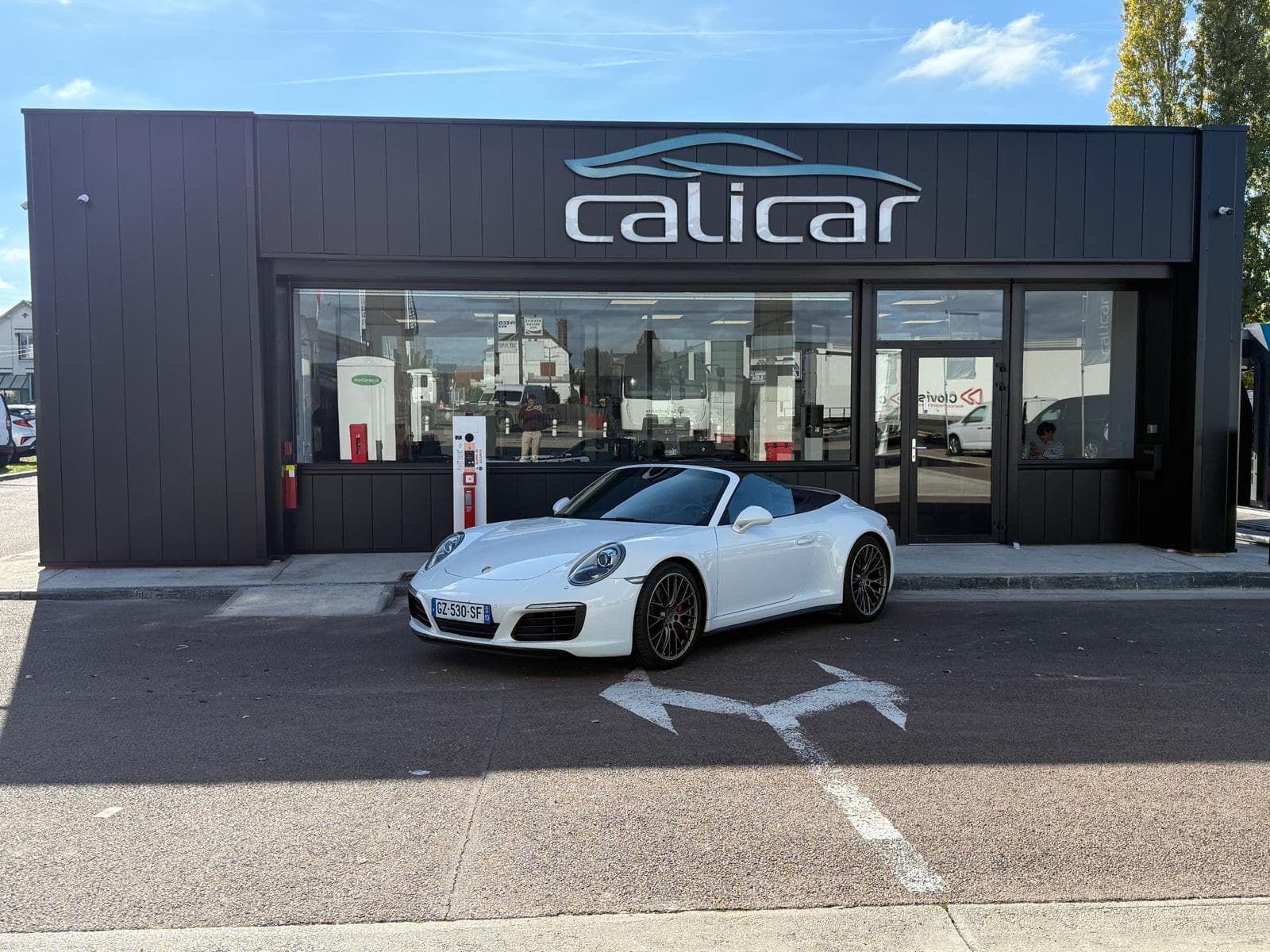 Calicar1 Garage Calicar avec une Porsche blanche