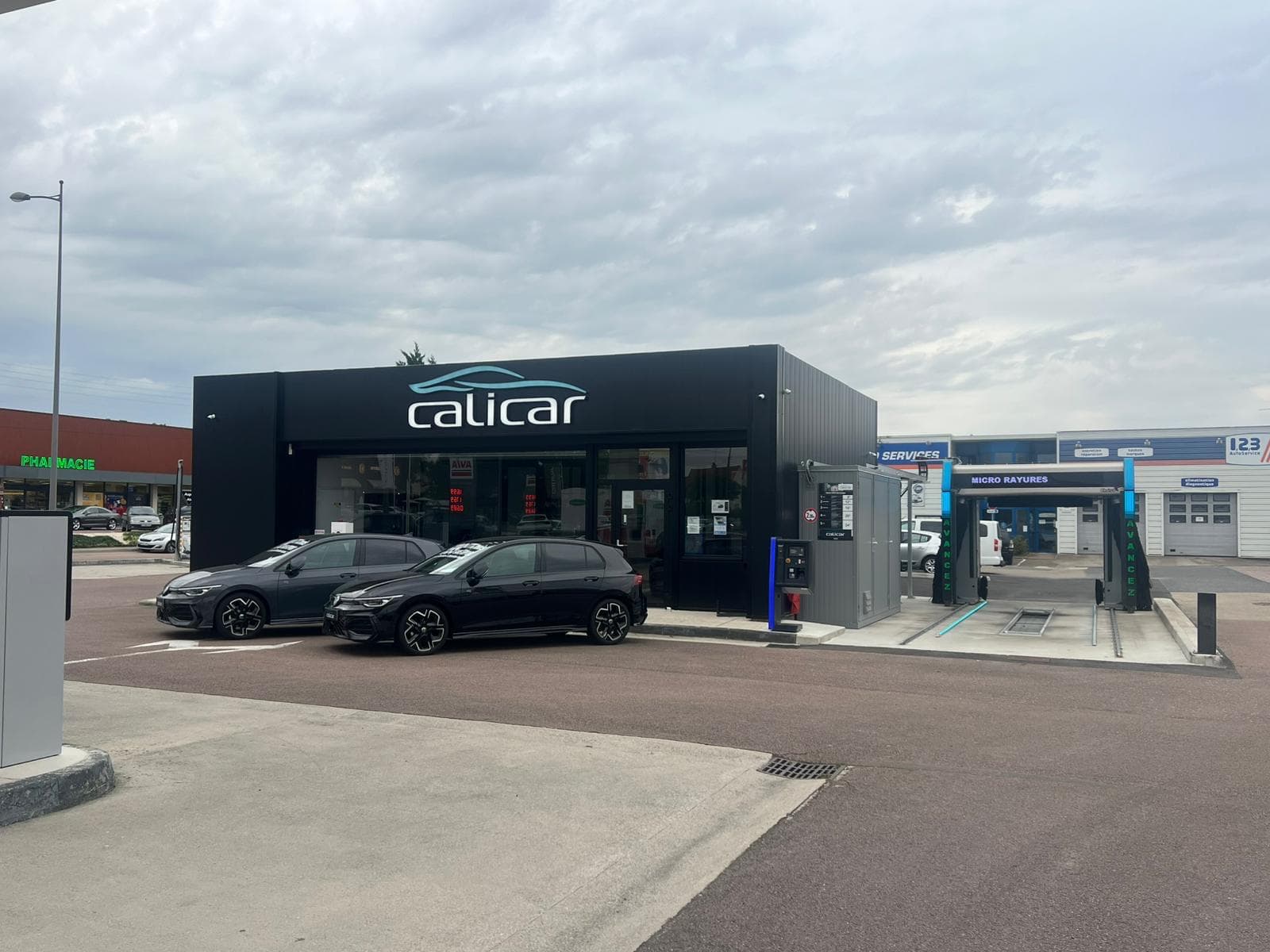 Garage Calicar avec une Porsche blanche