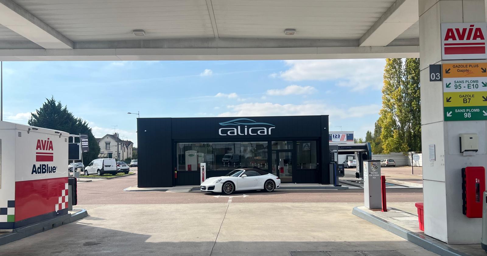 Garage Calicar avec une Porsche blanche