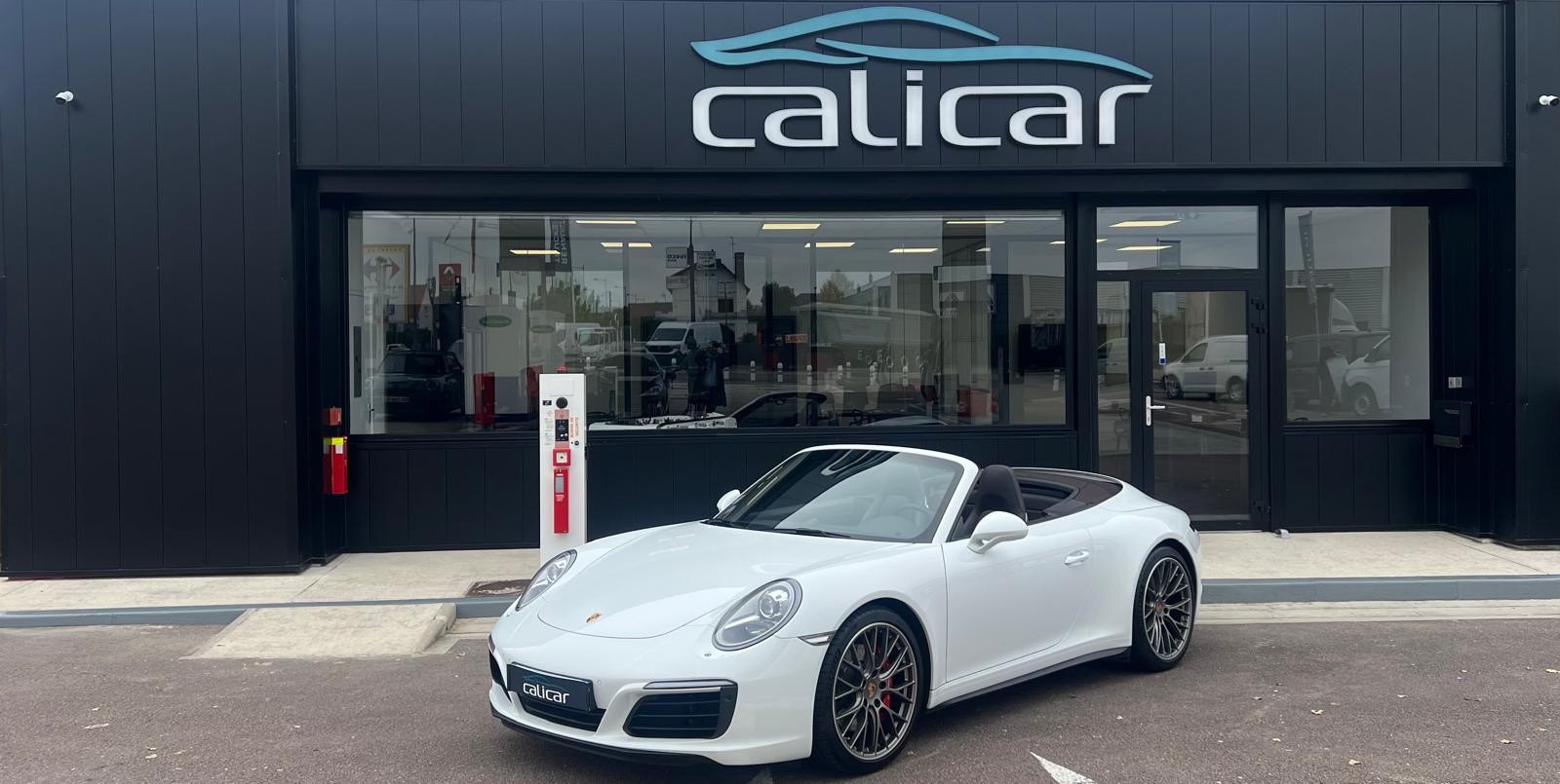 Garage Calicar avec une Porsche blanche